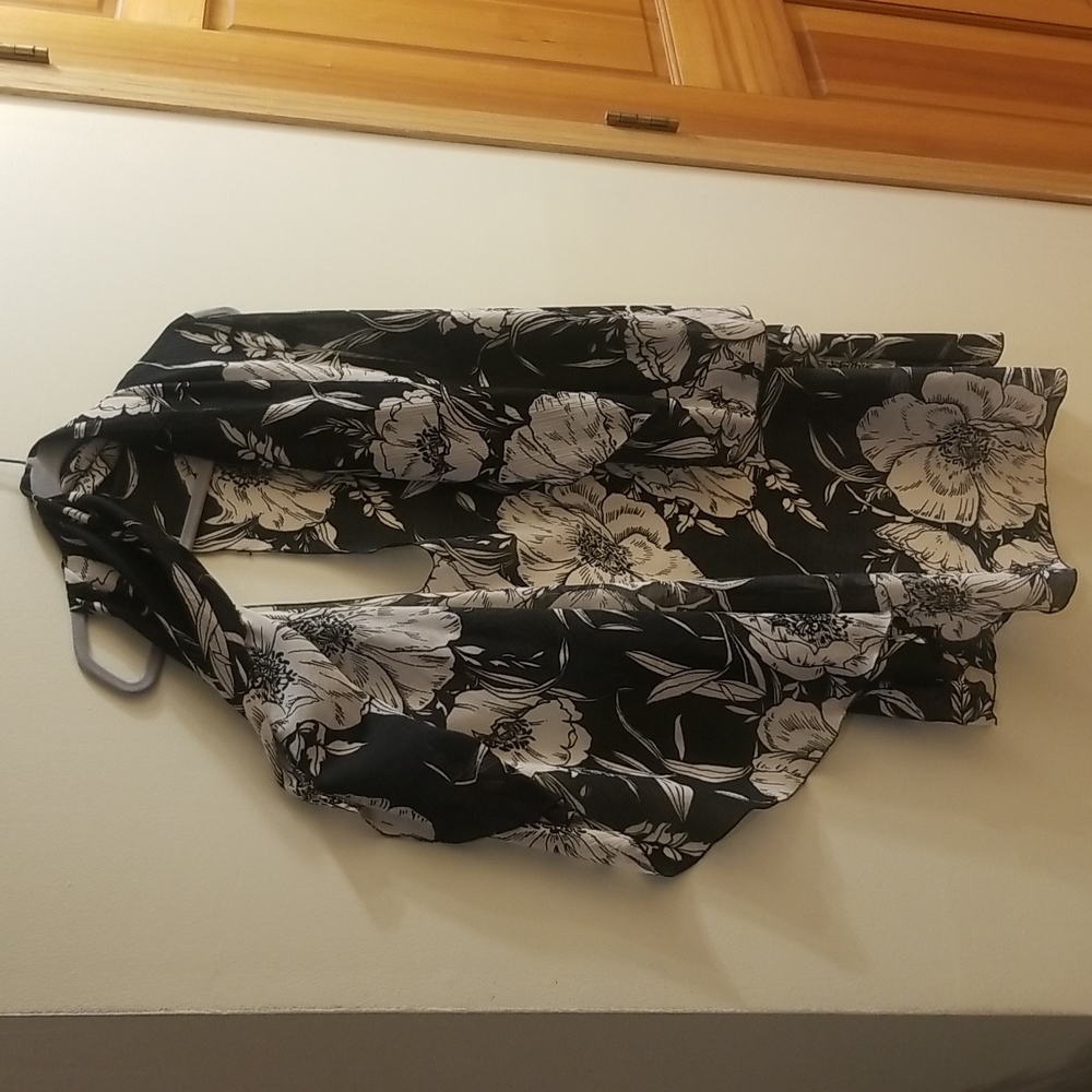 Dressbarn Black and White floral light Vest